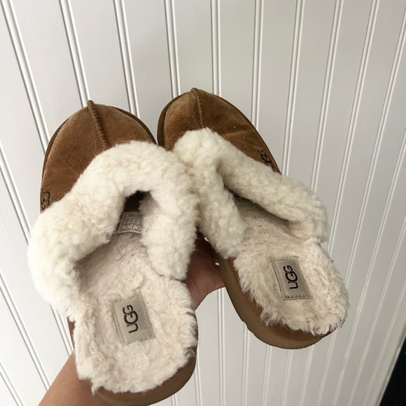 UGG Size 5 Slip On Tan and Cream Slippers - Picture 3 of 9